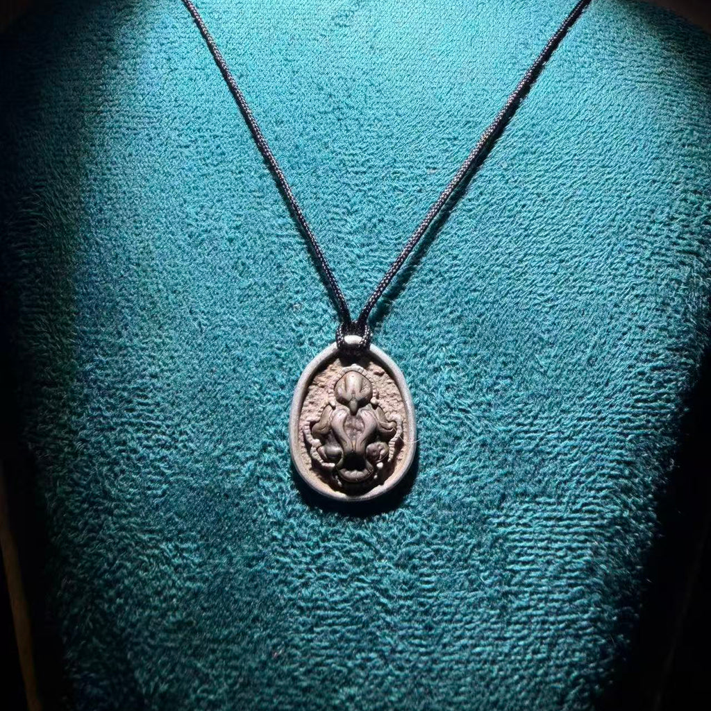 Tibetan amulets – purely handmade. Dzi bead necklaces and bracelets, bangles, rings, Thangkas, sacred symbols, natural gemstones. Lucky charms, blessed items, energy purification items, vintage collectibles.